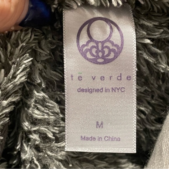 Te Verde Grey Cowl Neck Fleece Eyelash
Pullover Sweater Size M - Picture 14 of 16